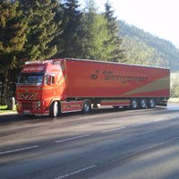 roter Lastwagen mit Firmenlogo