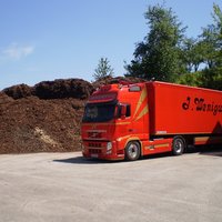 roter Lastwagen der Firma