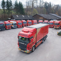 der Fuhrpark der Firma mit roten Lkw