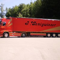 roter Lastwagen mit Firmenaufschrift